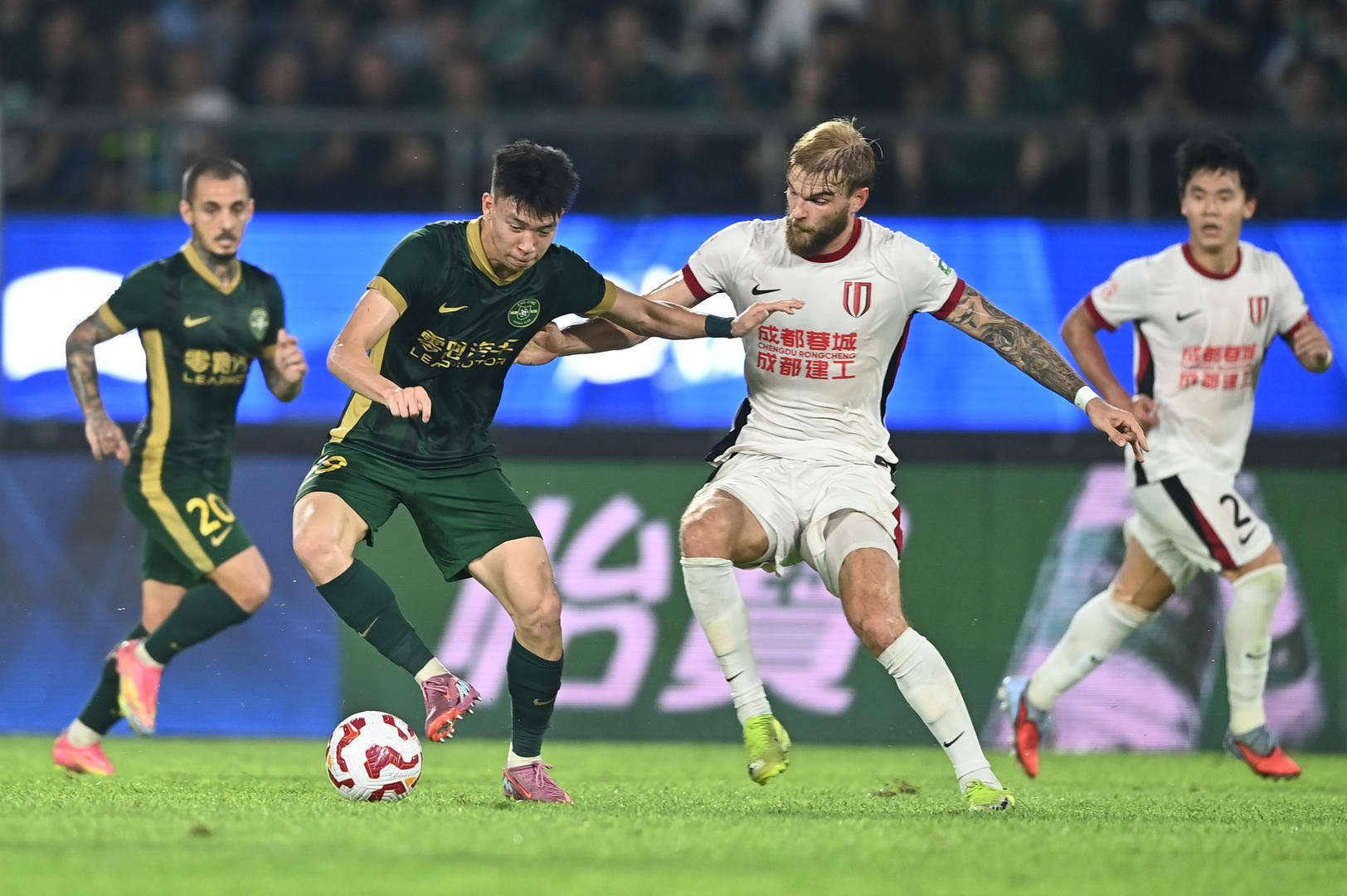 乐鱼-成都蓉城训练开放日，关键时刻迎来里程碑引欢呼，德甲在即，轮换策略成焦点-乐鱼